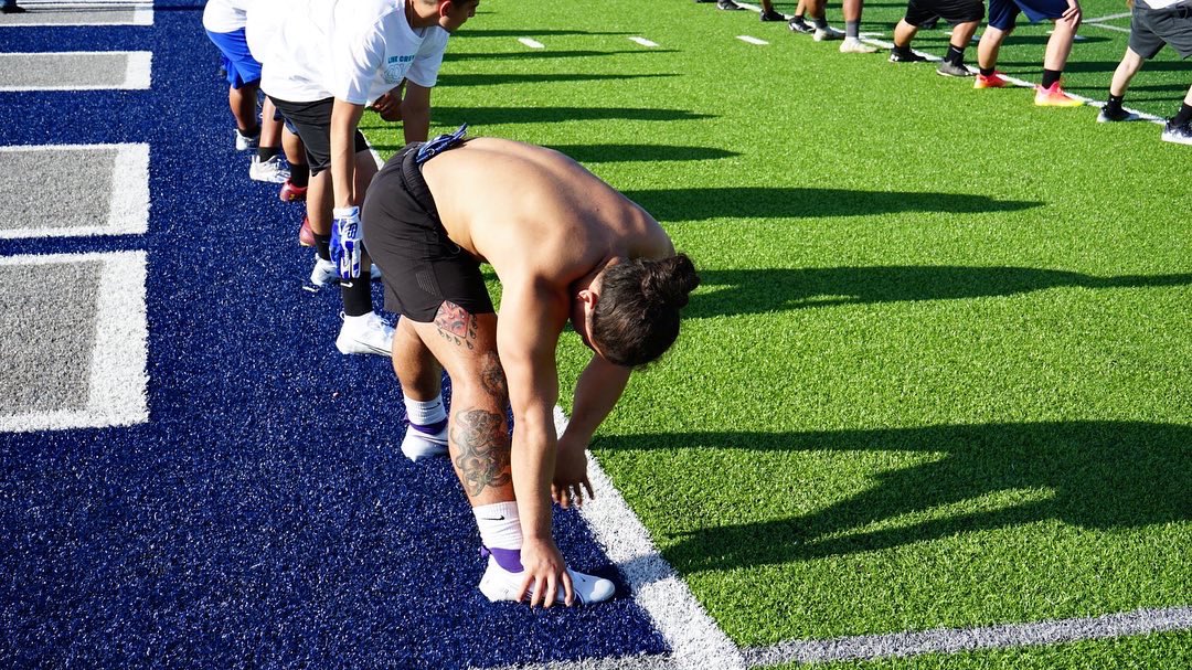 SummitSkyhawkFB's tweet image. Warming up getting our stretches in 🏈 #SummitFootball #SummitHigh