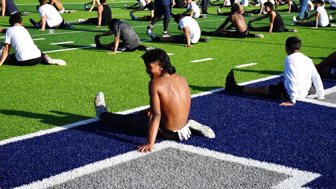 SummitSkyhawkFB's tweet image. Warming up getting our stretches in 🏈 #SummitFootball #SummitHigh