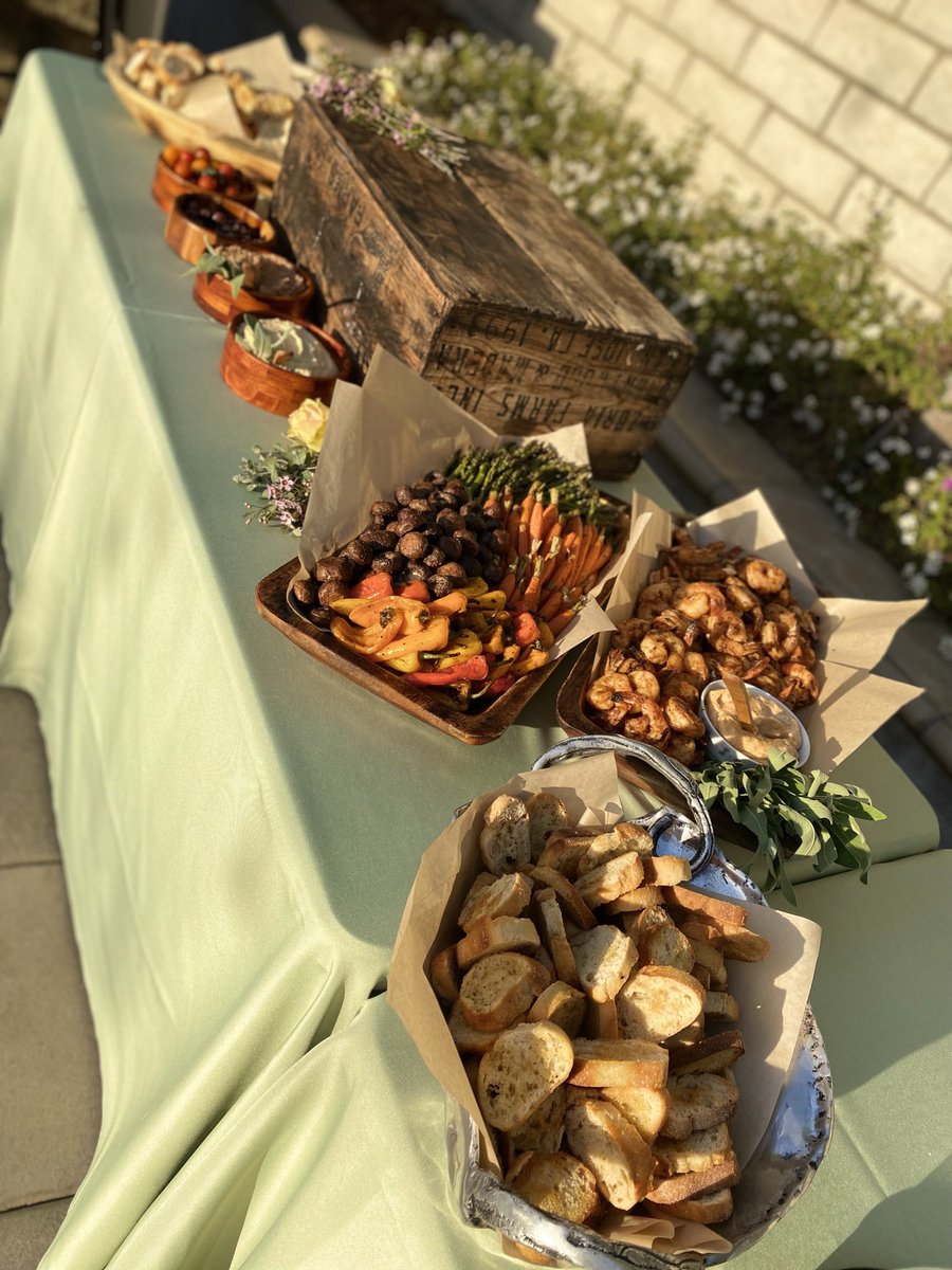 beutifulbreeze's tweet image. #buttercupcatering will get you rt 🥳 #buffetstyle in the making 🥰