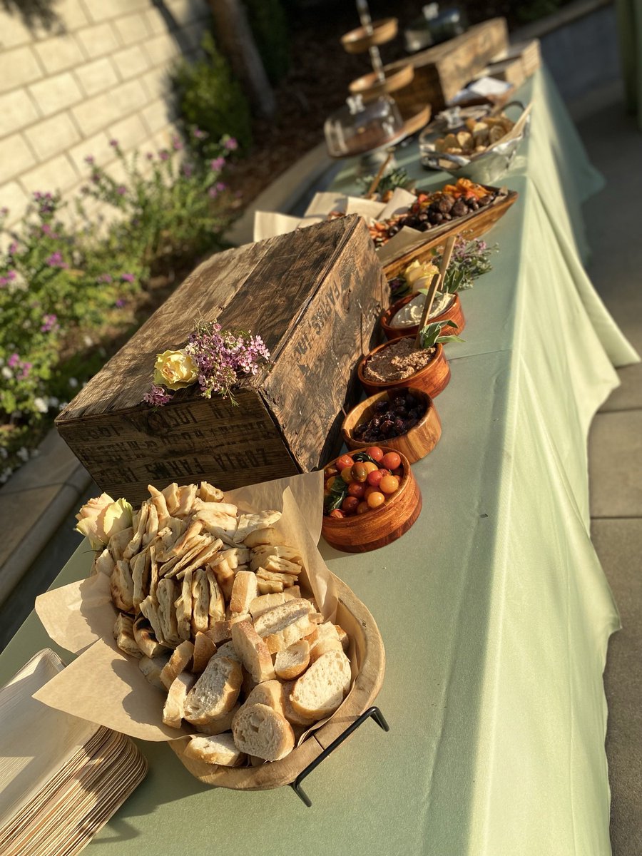 beutifulbreeze's tweet image. #buttercupcatering will get you rt 🥳 #buffetstyle in the making 🥰