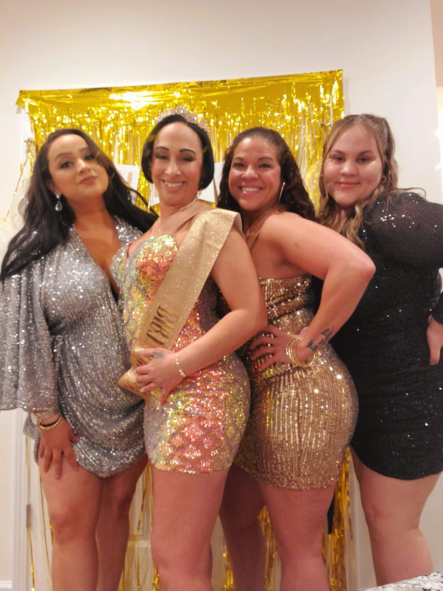 peculiarly_made's tweet photo. Charlotte for Lindsey’s Birthday was definitely a good time. But I’m always snickering about something🤣 https://t.co/XrK9qOI75o