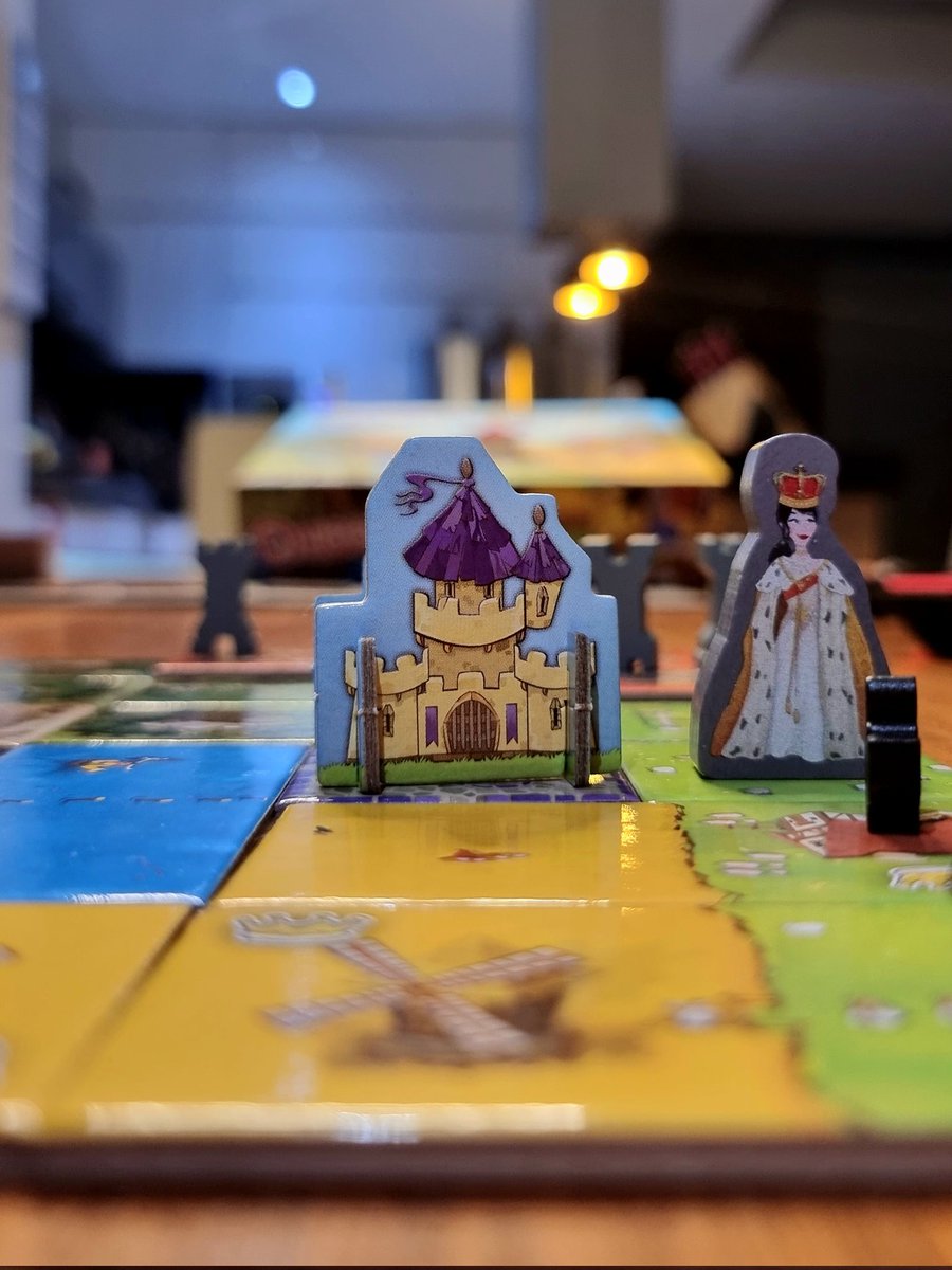Queendomino night! I personally love kingdomino and I was dying to try this one, what are your thoughts on it? <a href="/BlueOrangeGames/">Blue Orange Games</a> 

#boardgames #boardgame #nochedejuegos #gamenight #juegosdemesa #juegodemesa #queen #castle