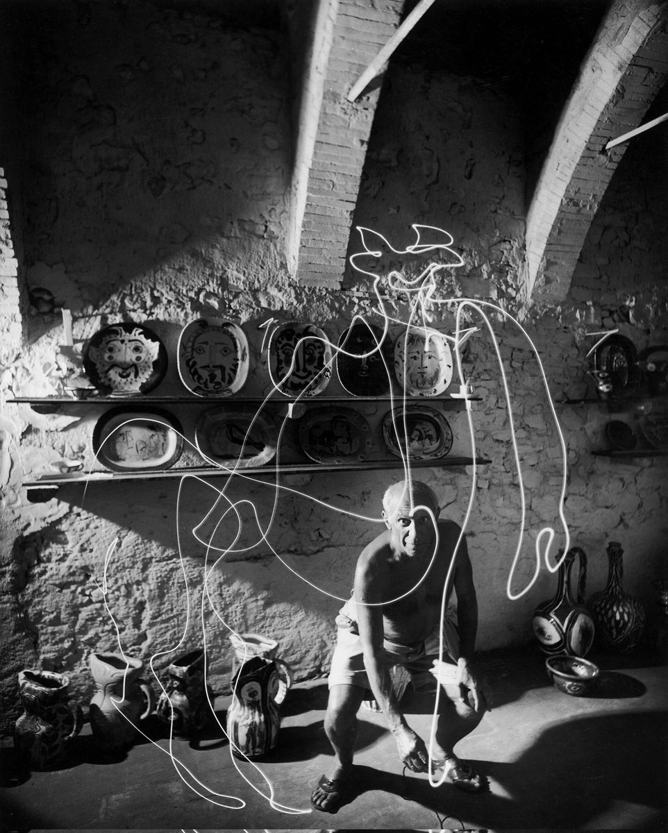 april_0034's tweet photo. Picasso Drawing With Light,1949  Gjon Mili. https://t.co/L0h8EmGVb2