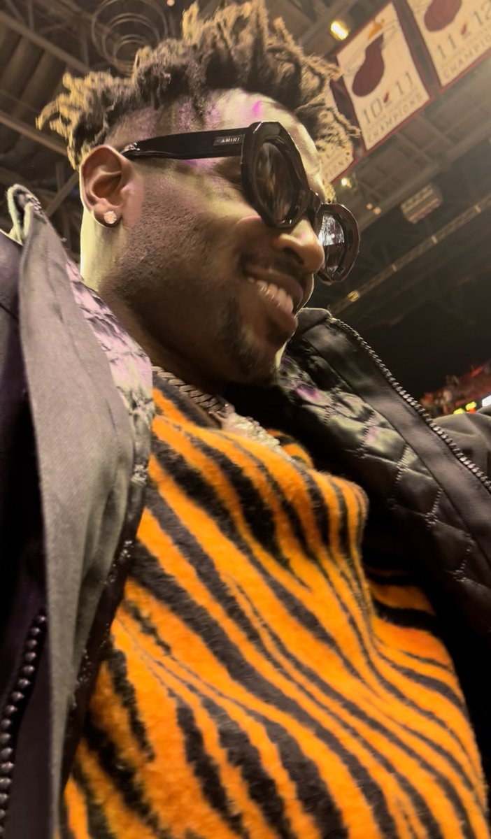 Raising The Bar getting up close and personal with <a href="/ab84/">AB</a> watching <a href="/MELOD1P/">Melo</a> vs <a href="/MiamiHEAT/">Miami HEAT</a> at @FTXArena ! 

#AntonioBrown #LameloBall #Heat #Miami #AB #VIP #Courtside #NBA #NFL #NFT #NBATopshot #NFTs #NFLAllDay #nftcommunity #miamibeach #espn <a href="/espn/">ESPN</a>