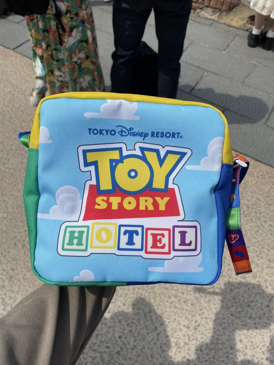 micky45220801's tweet photo. 今日はトイホで買ったショルダーバッグを持ってインパ。
トイストーリーのぬいばとかキーチェーンを買って付けたらもっと可愛くなるかな☺️ https://t.co/cdh7gsNkiT