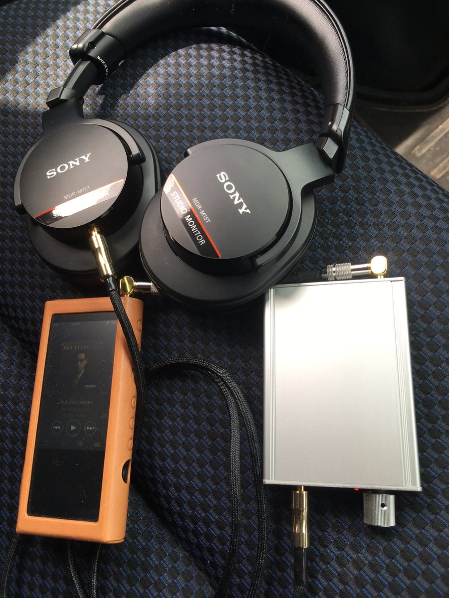 tandondesu's tweet photo. 三男よ入学式の間家に帰るのがめんどいので
駐車場の車ん中でZX300にM1STにXCross 8芯特注ケーブルに友達の手作りアンプで暇潰し
#ZX300
#M1ST
#uran XCross 8芯
#手作りアンプ https://t.co/NjwfKZ4SEt
