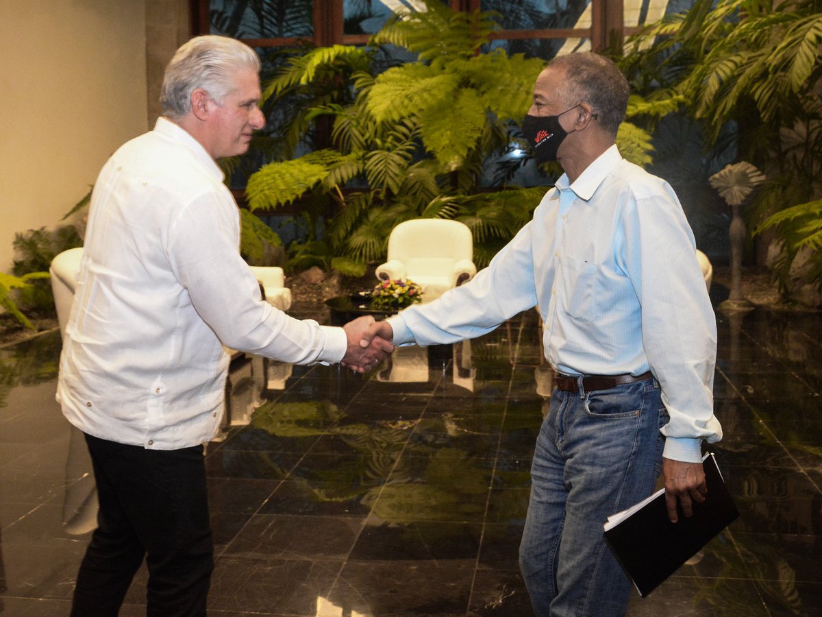 ClaudiaDRebelde's tweet photo. El Jefe de Estado en intercambio con el Dr. William Thomas Long,actual líder de #OperationWalk ,reconoció el empeño y profesionalismo de los 52 integrantes del equipo,que desde el 28 de marzo y hasta este 6 de abril,ha atendido a 54 pacientes en el Hosp Fructuoso Rodríguez. https://t.co/UMi04wA7K6