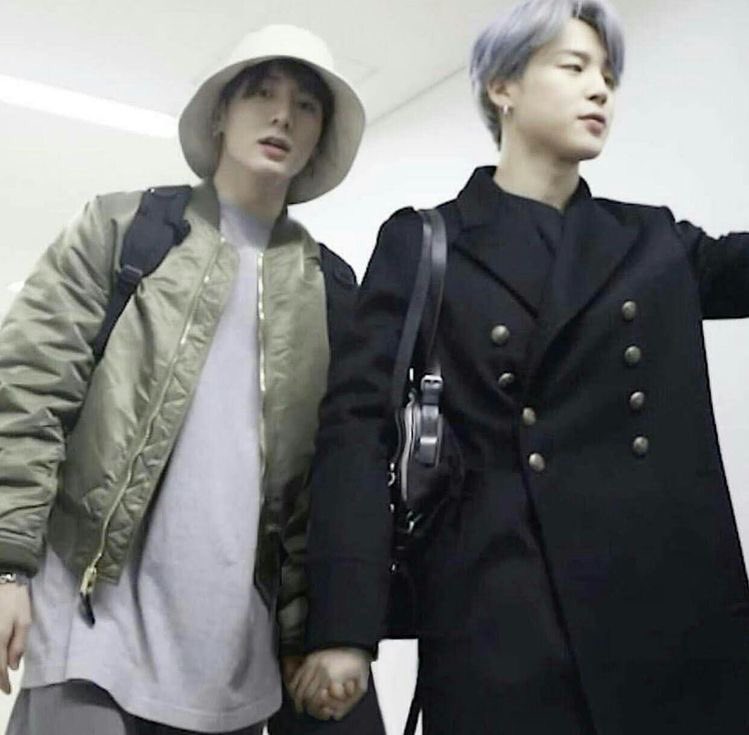 la_kookmina's tweet photo. "No dejes ir la mano que estas sosteniendo" — Jungkook

#jikook #kookmin https://t.co/KLNp4I7ZBt