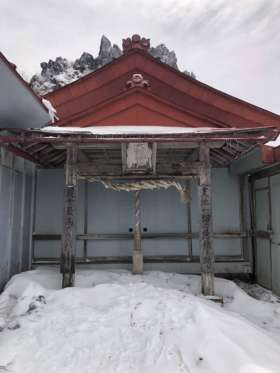 ASP21133112's tweet photo. 登山中に見かけるとお参りをしていくタイプです⛩

#登山　
#雪山　
#雪の中の神社 https://t.co/zz0mftcD0h