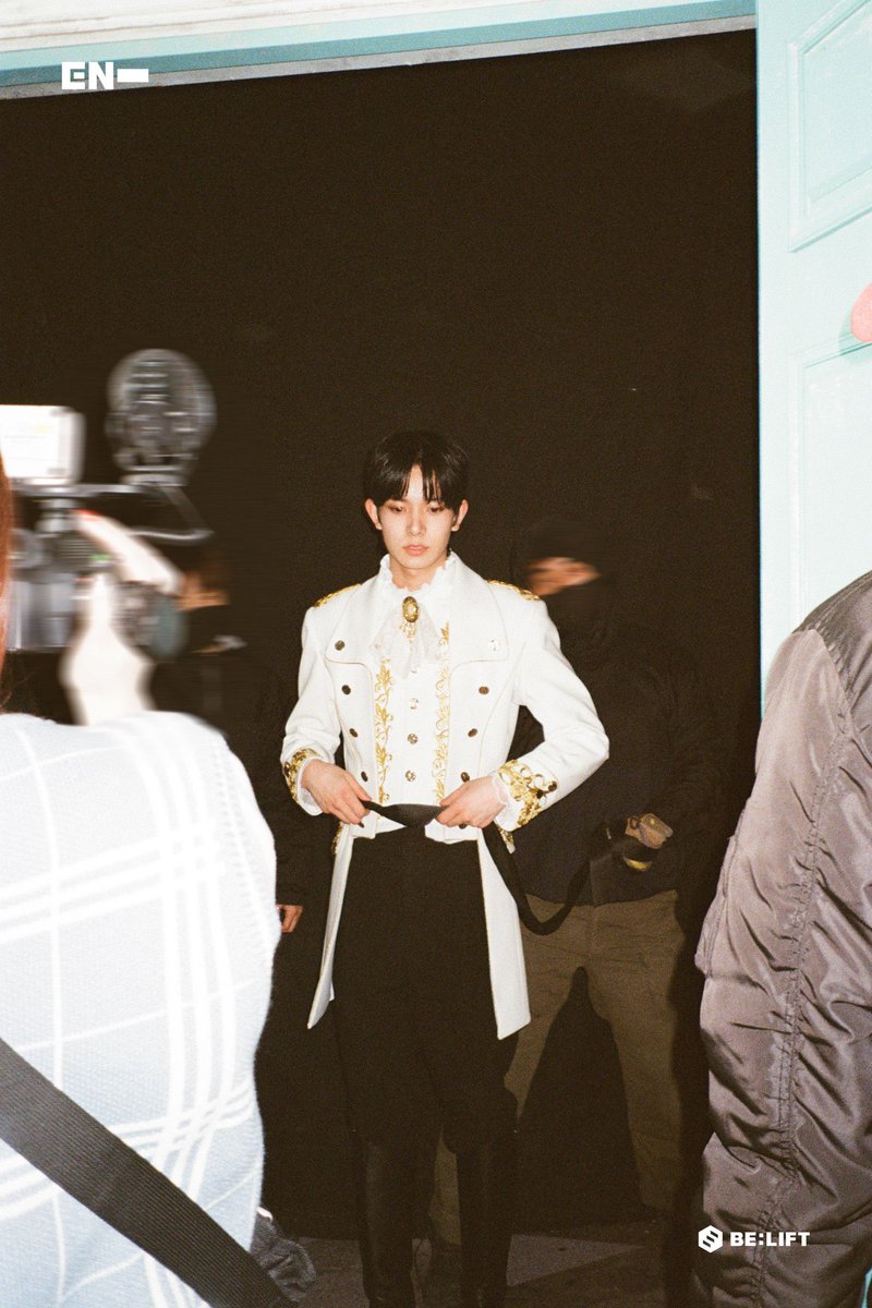 propertyofRIKI's tweet photo. heeseung as anthony bridgerton bye https://t.co/AxCL7AABJH