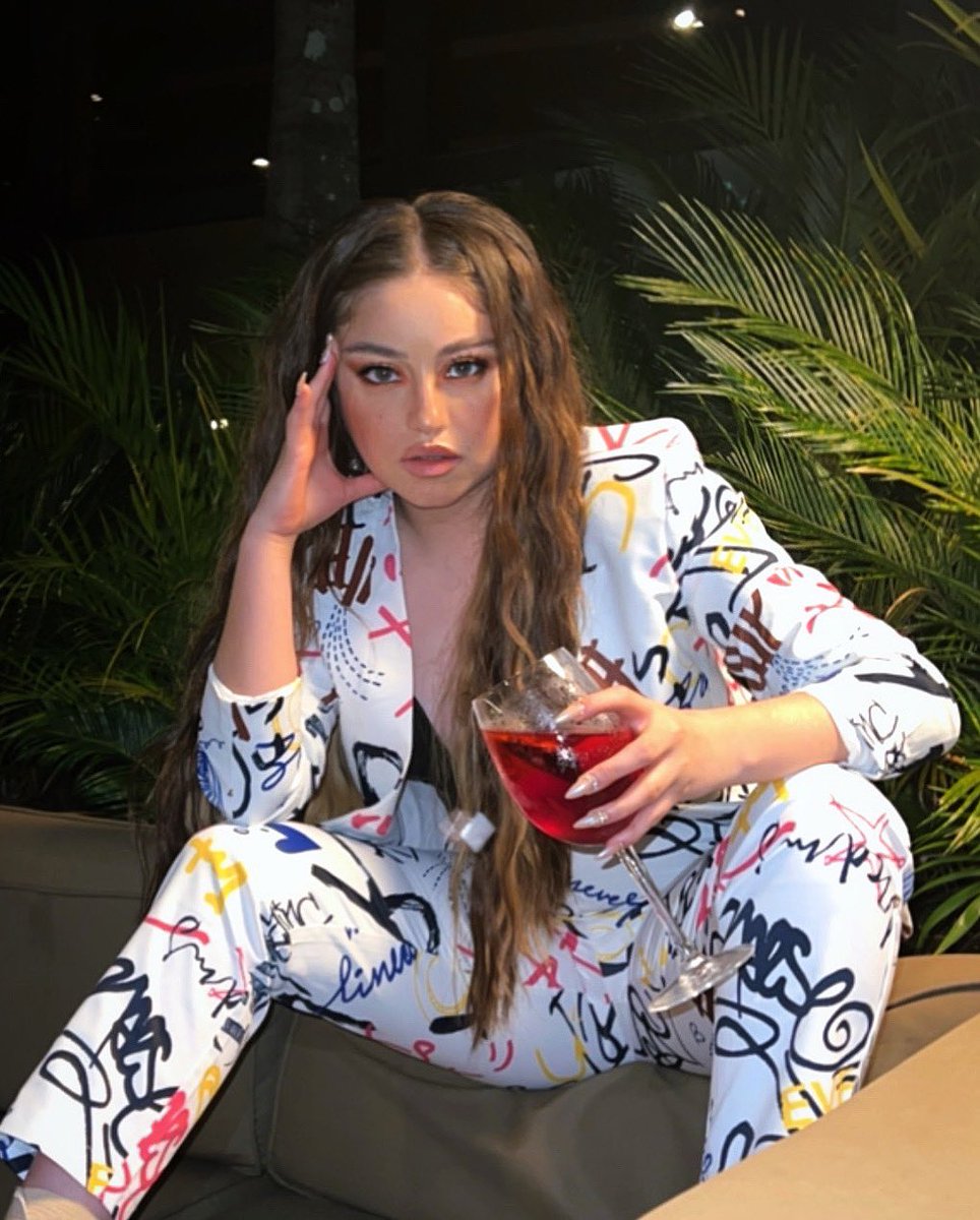 karolsevilla's tweet photo. Una noche en Brasil! 🇧🇷🍷 https://t.co/63PXJ6jWNT
