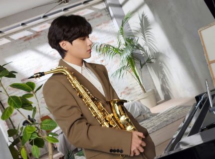 BTSV_Kenya's tweet photo. Please RT / QUOTE TWEET AND/OR REPLY 

 NATIONAL TREASURE V
 WE LOVE YOU KIM TAEHYUNG

I'm currently Listen to to #V_ChristmasTree voice baritone #ChristmasTree by #V of @BTS_twt and it's my Hot trending Song https://t.co/oUKoya4orj