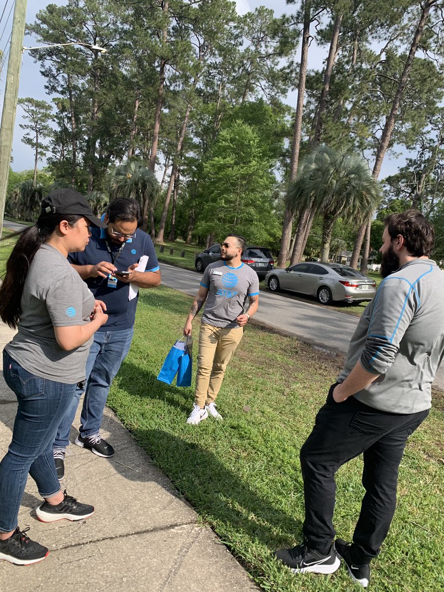 Win the neighborhood Wednesday!! Extending an invite to enjoy a free snow cone on us while we educate them on our Fiber benefits!!😃 Shout out to <a href="/RilesAsh/">RILES</a> and <a href="/ChrisDPerez_/">Chris Perez</a> for setting up this Fiber parade. 5G neighborhood. It was a pleasure working with y’all, see you soon ✌🏻