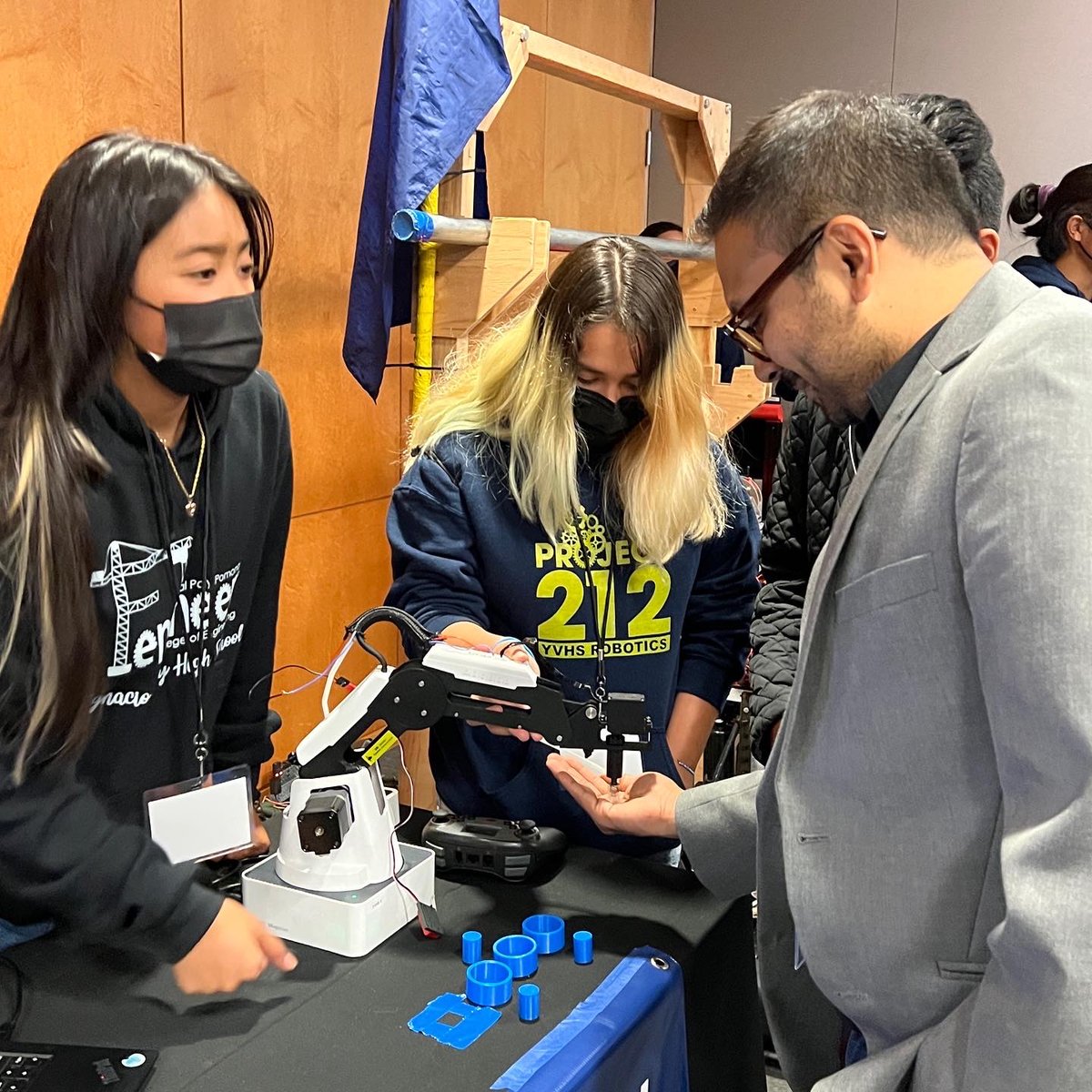 Pathways_MDUSD's tweet image. Earlier this week, while most students were enjoying Spring Break, our #EngineeringPathway, #CCAP, #Femineers and @yvhs_project212 students from @YgnacioValley were at the Redefining Mobility Summit at Roundhouse at Bishop Ranch! #CareerPathways #WorkBasedLearning @MtDiabloUSD