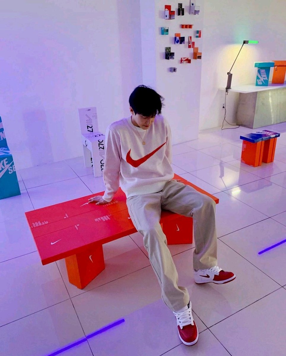 botecobysuho's tweet photo. entrevista para hello82
Q: Qual é a seu outfit favorito?
🐰: Eu gosto do estilo “kku~an~kku”, é como um estilo sem esforço, apenas colocando as roupas aleatoriamente
cr. kjmarchive
#Datadrop_SUHO #SUHOxhello82 #SUHO #수호 #SUHO_GreySuit @weareoneEXO https://t.co/1DuyGU6W3k