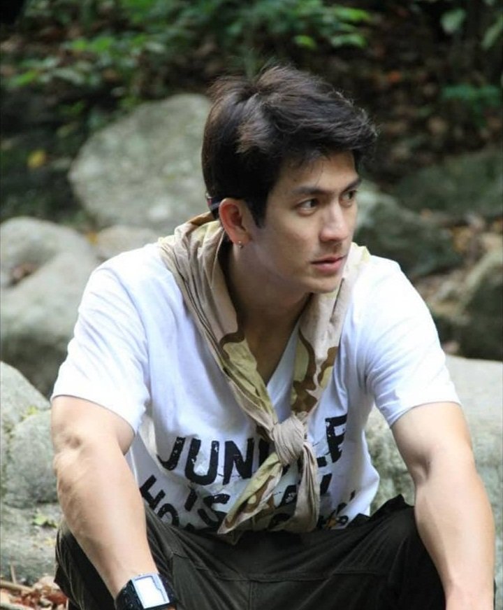 Eaaaw's tweet photo. เพื่อนผญ.เรียนอยู่สุรศักดิ์มนตรีใกล้ๆม.หอการค้าของพี่ติ๊ก นางเล่าว่านั่งรอรถเมล์อยู่ป้ายหน้าโรงเรียนแล้วมันค่ำแล้วเปลี่ยวมากไม่มีคนเลย พี่ติ๊กปั่นจักรยานผ่านมาแล้วก็จอดเหมือนมารอเพื่อนเขา แต่พอเพื่อนนี่ได้ขึ้นรถเมล์ พี่ติ๊กก็ปั่นต่อไป เหมือนพี่เค้าตั้งใจอยู่รอรถเมล์เป็นเพื่อนอะ😭 https://t.co/71VJQfwt97
