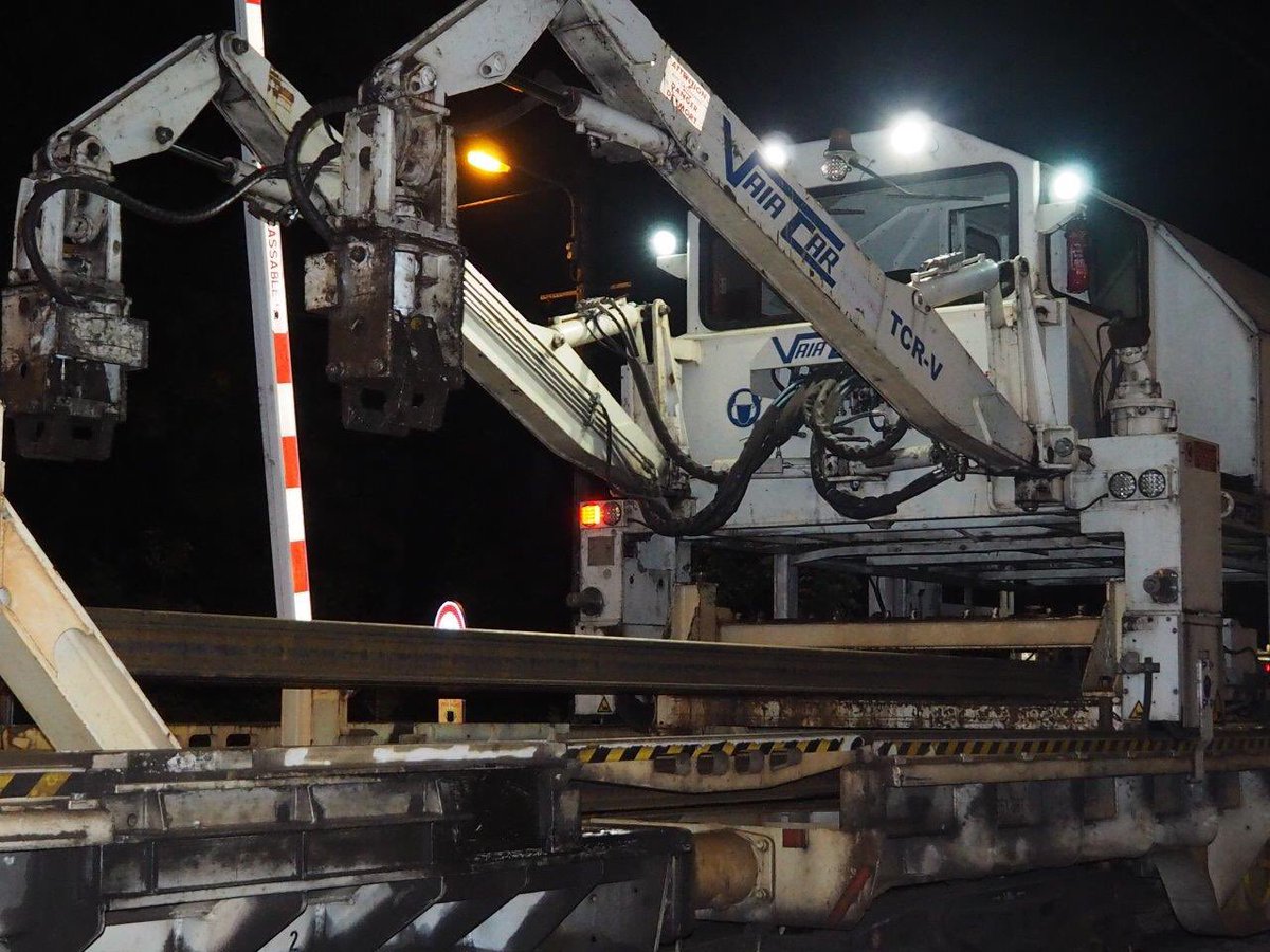585m de voie renouvelées cette nuit par le TEVO sur la voie 2 entre Gretz et Verneuil, et le REVO a substitué les rails sur 969m <a href="/itif_travaux/">1Afer2rail</a> <a href="/SNCFReseau/">SNCF Réseau</a>  <a href="/LIGNEP_SNCF/">Ligne P</a> <a href="/ETFrailway/">ETF</a> (illustration du REVO)