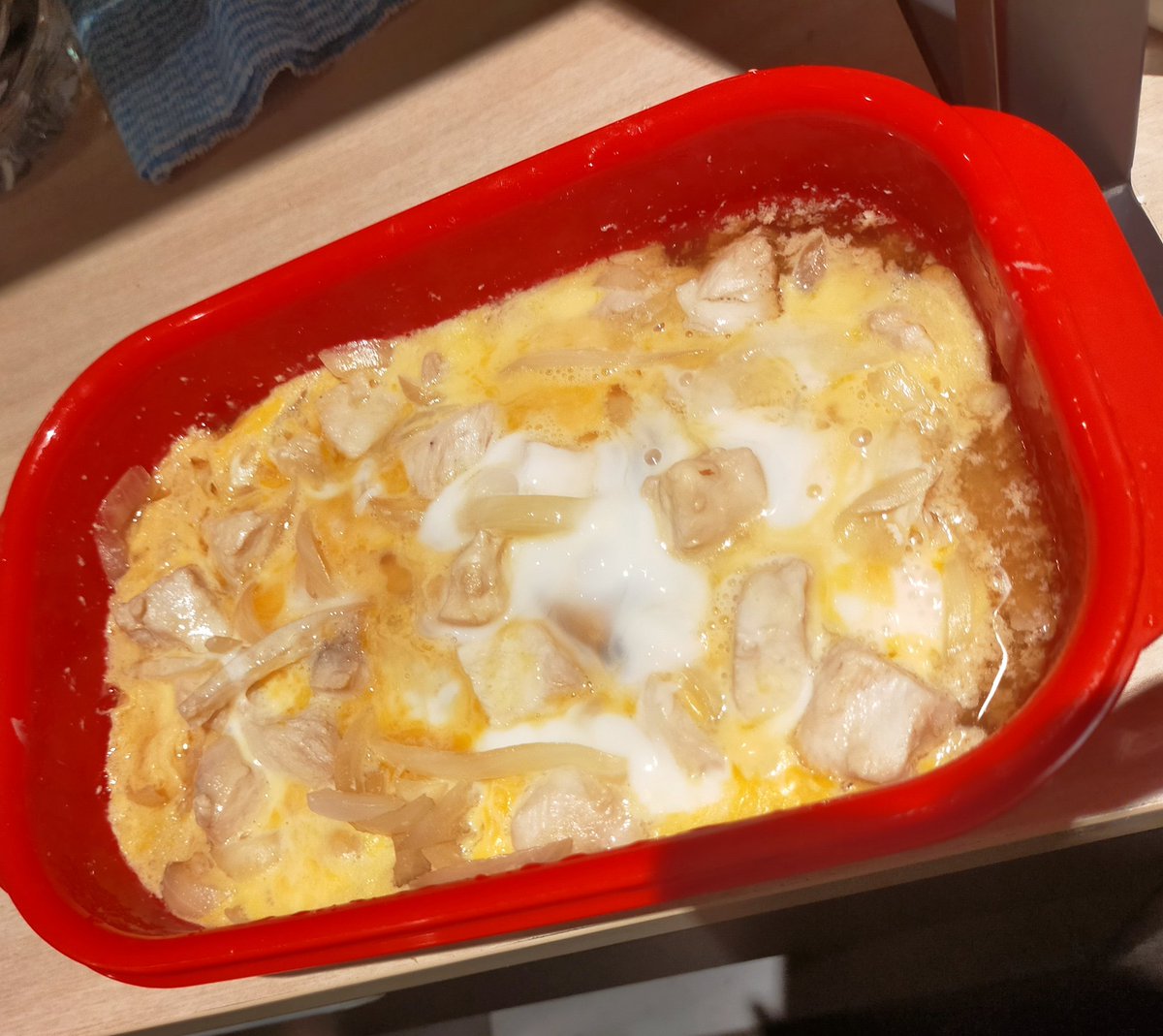 gogaking723's tweet photo. オーストラリアのスーパーで買えるもので親子丼作ってみました😆
鶏肉、玉ねぎ、卵、醤油、蜂蜜、白ワイン、鶏ガラスープを混ぜて5分チンするだけで完成〜❤️久しぶりの日本食！
#オーストラリア #自炊生活 #日本食 https://t.co/MbUUnIl56r