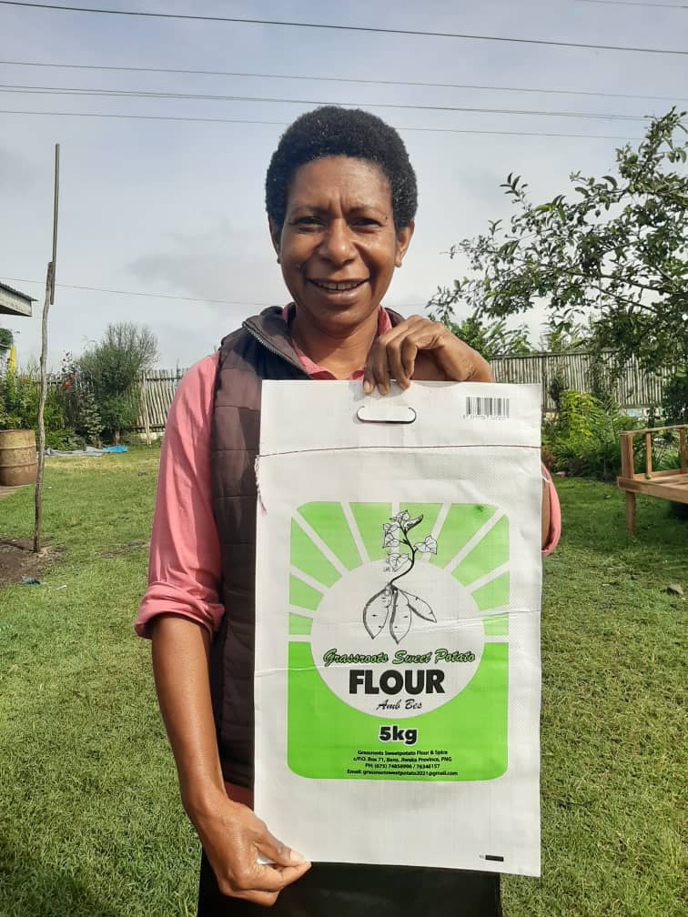 prisillamanove's tweet photo. Meet Debbie, a soil scientist by profession, she works with women's and farmers groups throughout the Highlands. She's based in Jiwaka. 
Through her work of creating cottage industry in rural communities by adding value to traditional crop such as sweet potatoes
 👇🏾👇🏾👇🏾1/ https://t.co/DdK1tAoA8j