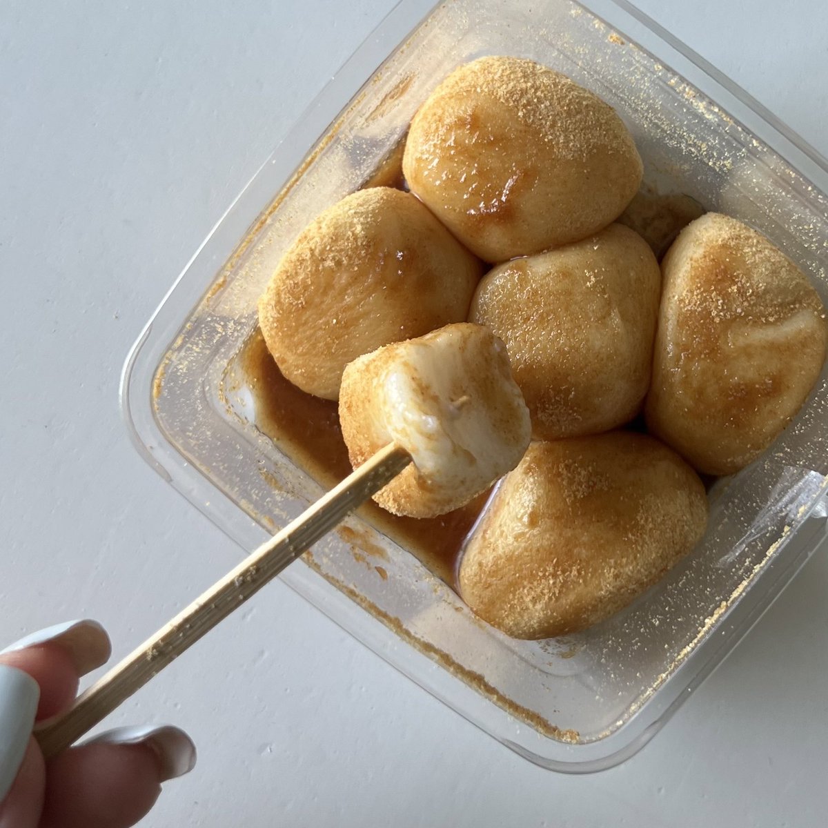 นี่คือคินาโกะโมจิ อร่อยมากกกก คือตั้งใจกดโมจิคิทแคทแหละ สรุปติดใจอันนี้ u - u ใครไม่ชอบของหวานเกิ้นอันนี้คือตอบโจทย์มากๆ หวานกำลังดี หอม แป้งนุ่มมม ฟิน<3🍯🥠✨