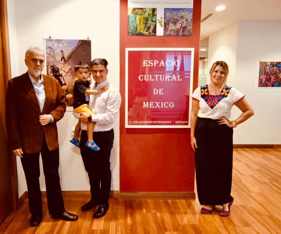 EmbaMexMls's tweet photo. Liza Gomez-Junco (acompañada por su esposo Fernando Treviño e hijo Leonardo) no solo acudió a renovar pasaportes, sino también a  coordinar exposición suya en galería ESPACIO CULTURAL  "IBRAHIM HUSSEIN-ACEVES NAVARRO", en ocasión del DÍA DEL NIÑO. https://t.co/TWVSNgZHjq