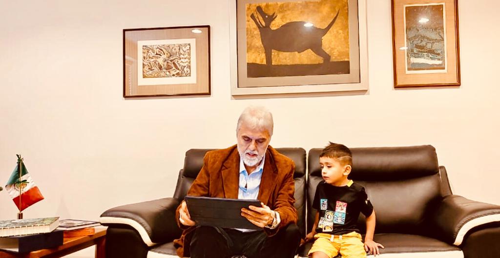 EmbaMexMls's tweet photo. Liza Gomez-Junco (acompañada por su esposo Fernando Treviño e hijo Leonardo) no solo acudió a renovar pasaportes, sino también a  coordinar exposición suya en galería ESPACIO CULTURAL  "IBRAHIM HUSSEIN-ACEVES NAVARRO", en ocasión del DÍA DEL NIÑO. https://t.co/TWVSNgZHjq