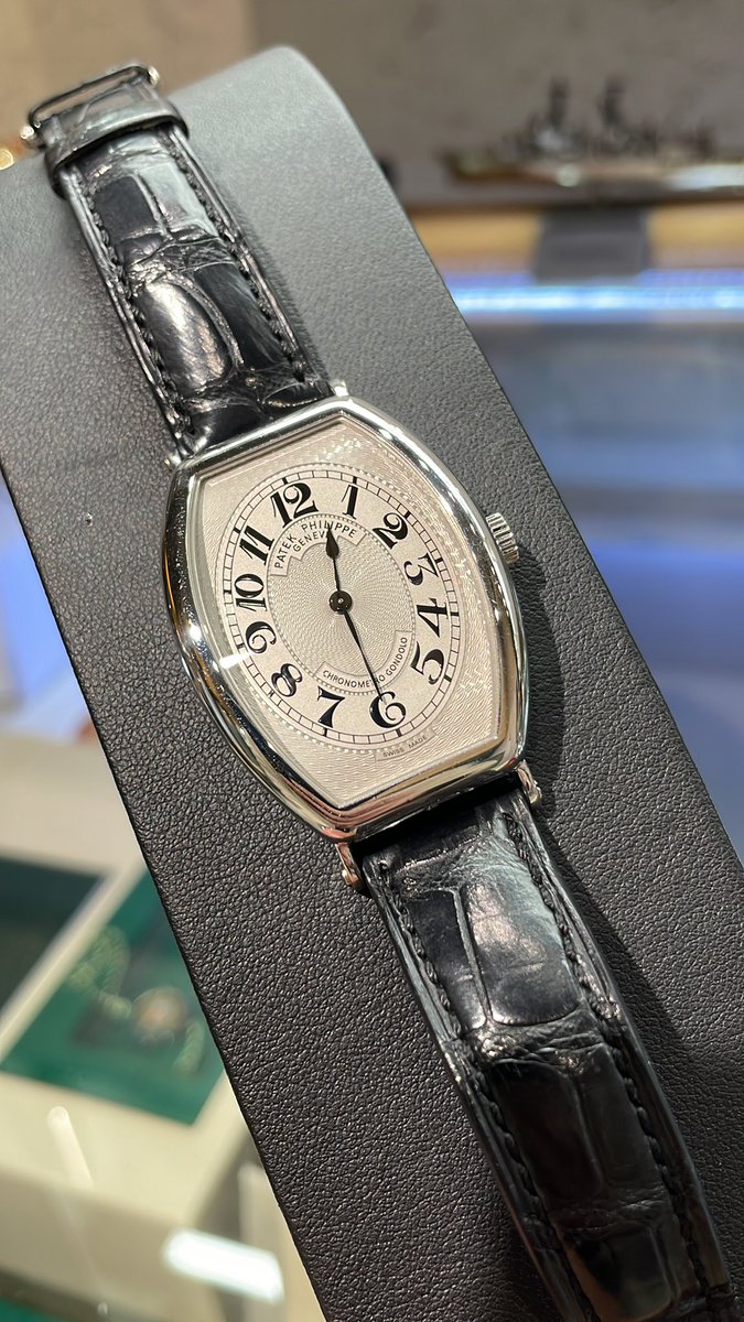 proud_watch's tweet photo. @proud_watch #PatekPhilippe #パテック　#ゴンドーロ
IN STOCK‼️5098P-001
トノーケースならではのクラシックな一本です😆😁 https://t.co/y5WsXJ2uAz