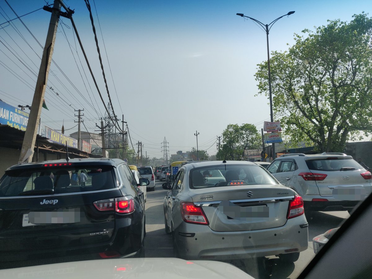 Saurabhsays_'s tweet photo. Day 4, tha jam continues. @OfficialGMDA the request for traffic signal is genuine&amp; this stretch really needs your help. @TrafficGGM is doing their best but traffic load is much heavier than expected. Remove encroachments, restrict heavy vehicle movement! Kindly help! @FREEPVR1 https://t.co/yDbVAidVEL