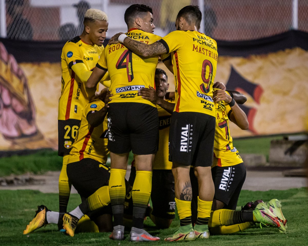 BarcelonaSC's tweet photo. Nuevamente todos juntos, porque #HoyJuegaElBarce!!! 💛🖤❤️ https://t.co/e8B45Gusrp