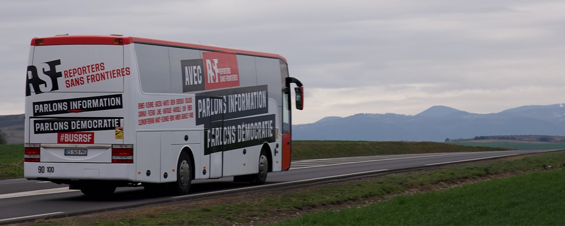 cdeloire's tweet photo. Parti de Clermont-Ferrand hier matin, le #busRSF était à Nancy hier après-midi. Il sera à Florange ce matin et Reims cet après-midi et ce soir. Demain à Amiens. Expérience passionnante de réfléchir avec les Français à l'avenir de l'information.  https://t.co/V9xH6dr8Kc https://t.co/0WTBNlatRs