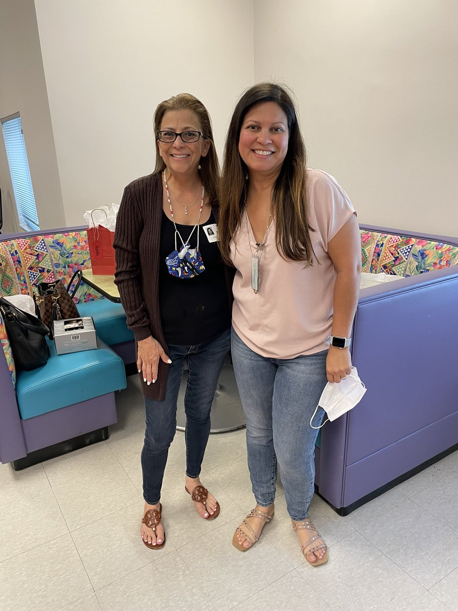 Nikihix's tweet photo. Paraprofessional Appreciation Day 2022! We have the BEST team and greatest parents that appreciate them❤️ thank to our Awesome Paras! This team is what makes our #teamese so supportive! #teamcooper @CooperCityHigh @Principal_CCHS https://t.co/eMzdMSGVTg
