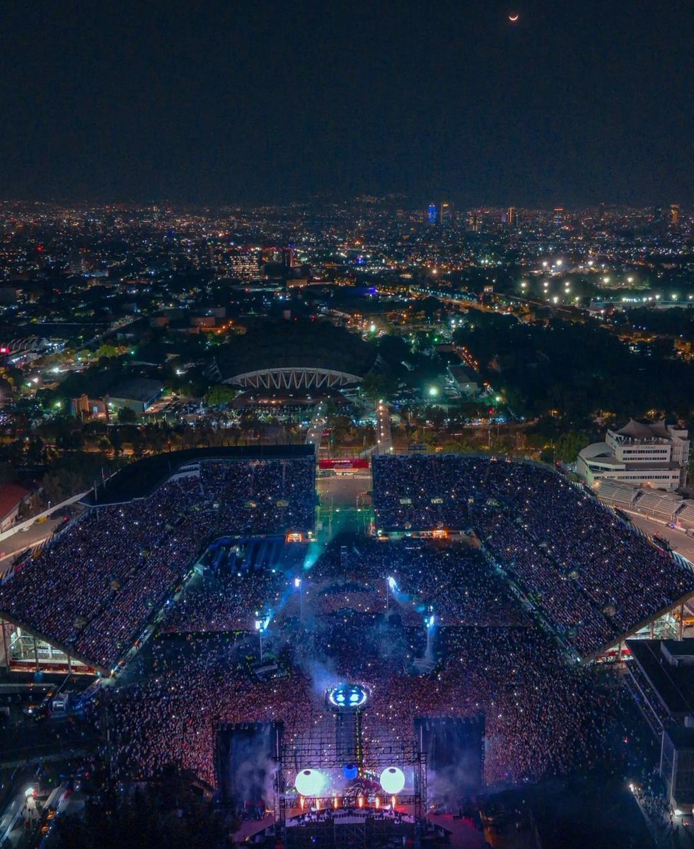 humanheart___'s tweet photo. Coldplay. Foro sol. Day 3. https://t.co/1o27BiAaaA