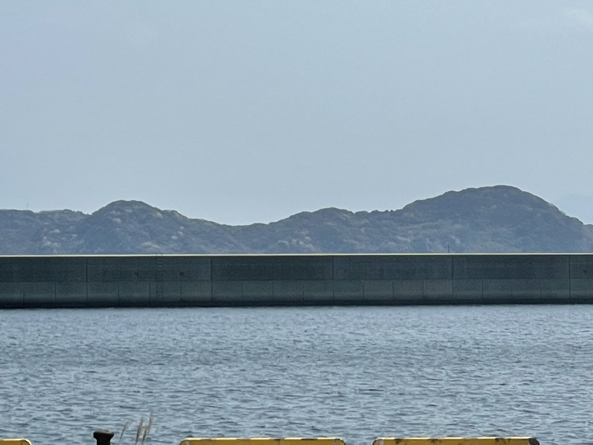 ZEN0111's tweet photo. 2週間に一度の、離島での仕事で、唐津市肥前町の向島に来てます。
離島に来ると少しは花粉症楽になるかと思ってたら、全く変わらないですね！
朝から、鼻うがい、点鼻薬、飲み薬、何しても、変わらない！もちろん、マスクも2枚重ね！
少し霞んでる感じは、花粉なのかな？早く、この季節が去ってくれ！ https://t.co/G3j7CDrHox