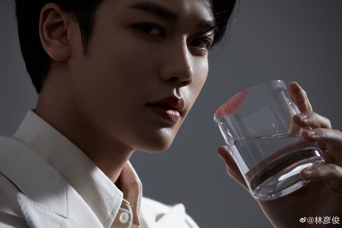 LinYanjun_ID's tweet image. 070422 Lin Yanjun Weibo update 

Lin Yanjun untuk brand Tomfordbeauty 

🔗 m.weibo.cn/6068133006/475…

#LinYanjun #林彦俊 #EvanLin