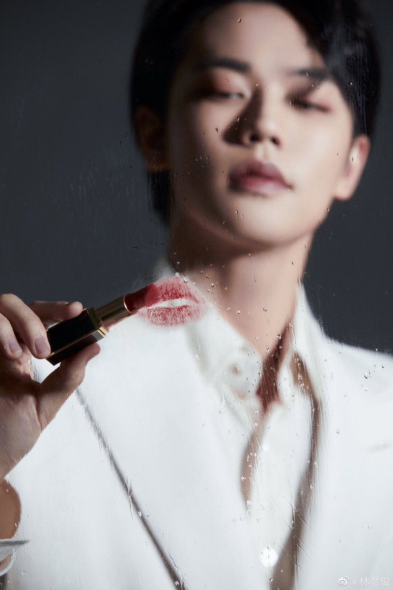 LinYanjun_ID's tweet image. 070422 Lin Yanjun Weibo update 

Lin Yanjun untuk brand Tomfordbeauty 

🔗 m.weibo.cn/6068133006/475…

#LinYanjun #林彦俊 #EvanLin