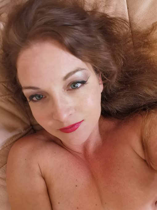 Qui pour me rejoindre au lit ? 😋 https://t.co/ACI1paOG8T