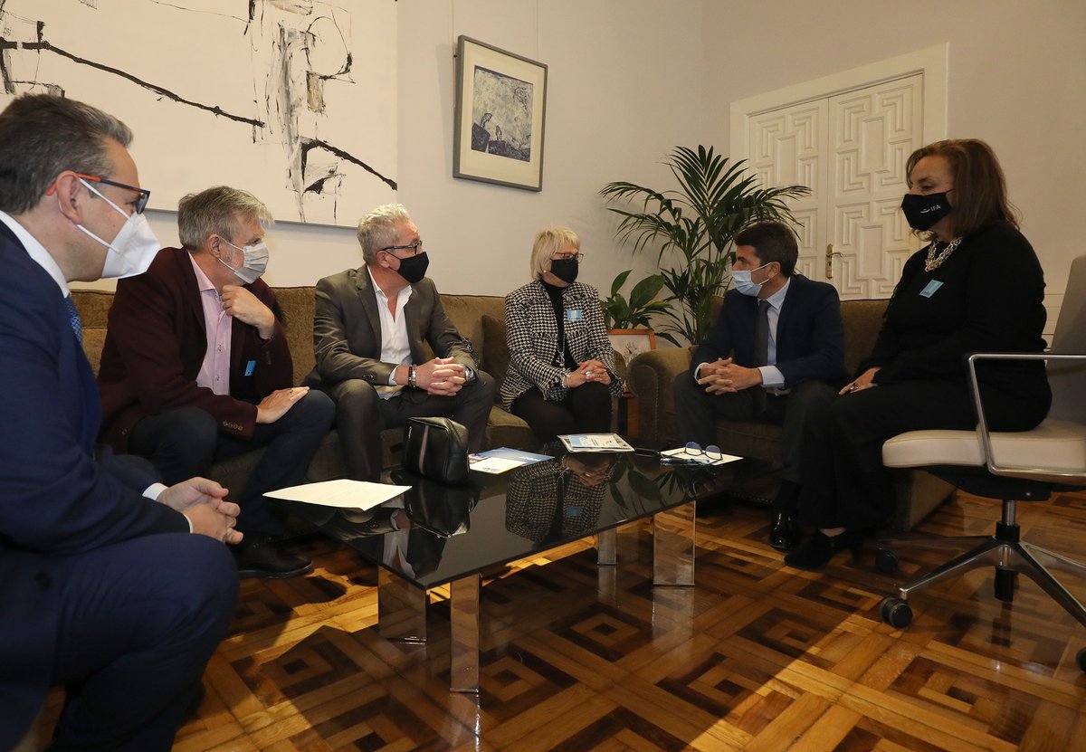 dipuAlicante's tweet photo. El presidente @CarlosMazon40 se reúne con representantes de la Federación de Esteticistas y Peluqueros de Alicante #FEDP para conocer las inquietudes y los proyectos en los que está trabajando esta entidad, recientemente constituida 💇♀️ https://t.co/aVpRL1bO54