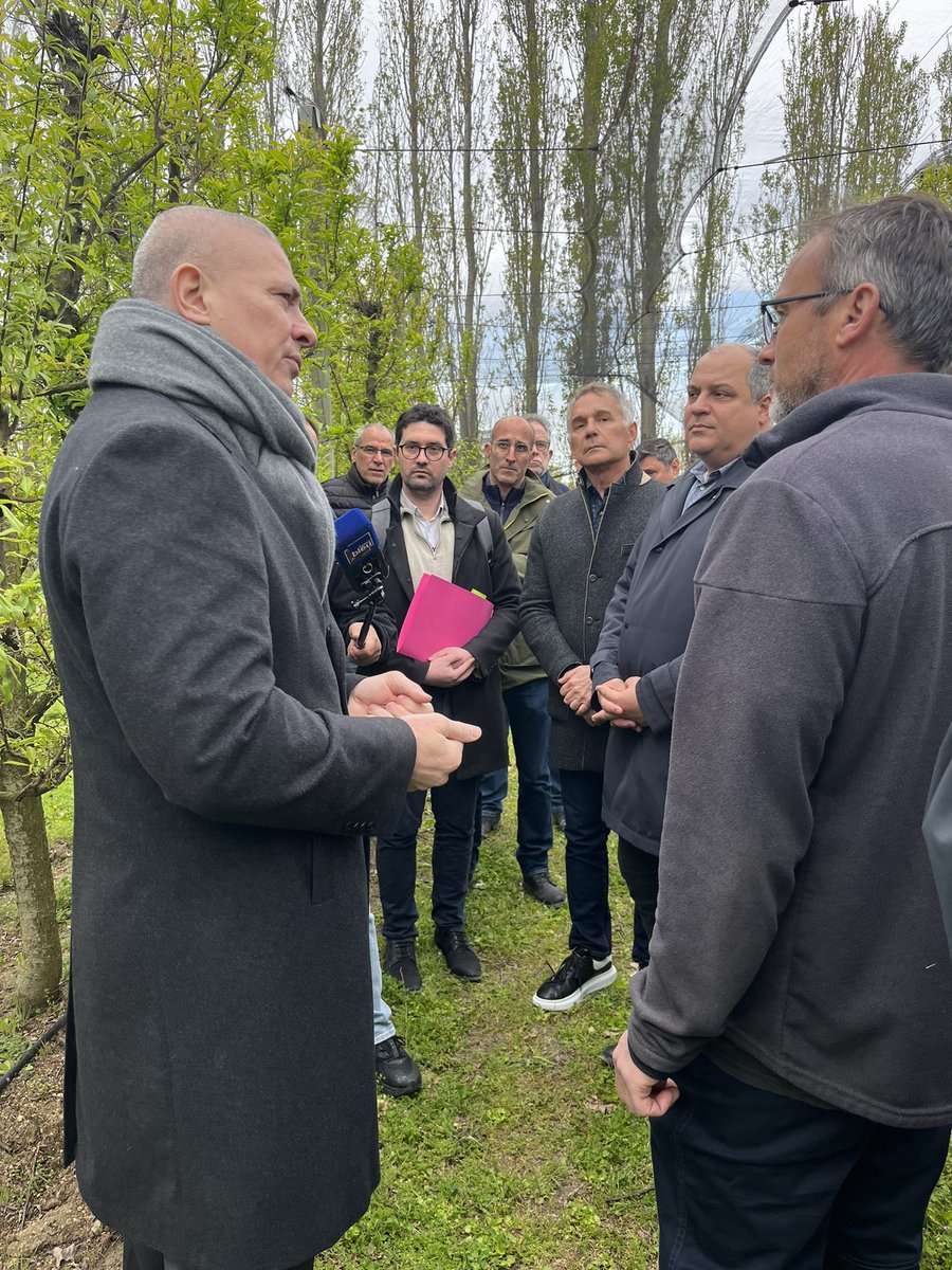 PatrickVignal's tweet photo. 👉🏻Suite à un week-end de gel dévastateur pour nos agriculteurs, je me rends sur le terrain pour constater les dégâts chez @gradilis, producteur de prunes de ma circonscription avec @JeromeDespey Président de la Chambre d’agriculture de l’Hérault, le @Prefet34, et les élus locaux. https://t.co/2nYLddAFyY
