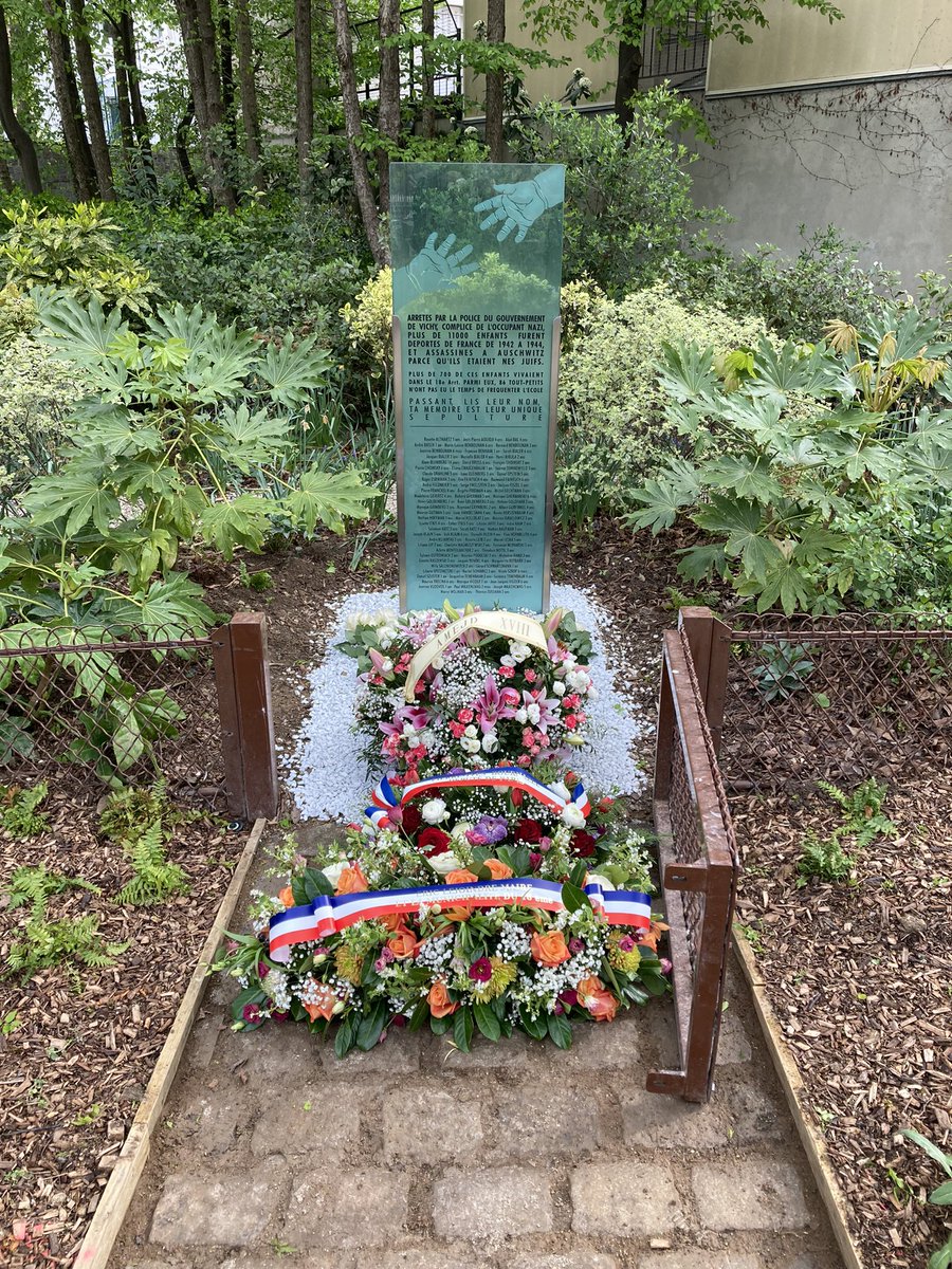 honore18e's tweet photo. Au square Serpolet à la cérémonie organisée par l’#AMEJD pour honorer la mémoire des 90 enfants juifs #paris18 victimes de la barbarie durant l’occupation. Le plus âgé avait 6 ans, le plus jeune avait 14 jours. https://t.co/EGqC8QSocL