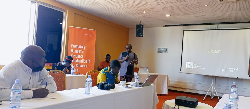 theRwabi's tweet photo. #MediaWorkshop22 hosted by @Youth_TJN is equipping Journalists with knowledge on #DRM 

"Taxation isn't complicated. Journalists should humanize tax stories &amp; shouldn't view them as business stories because they are at the core of everyone's livelihood.   @Mura_Allan. #YTJN2022 https://t.co/JuiQq2m4iy