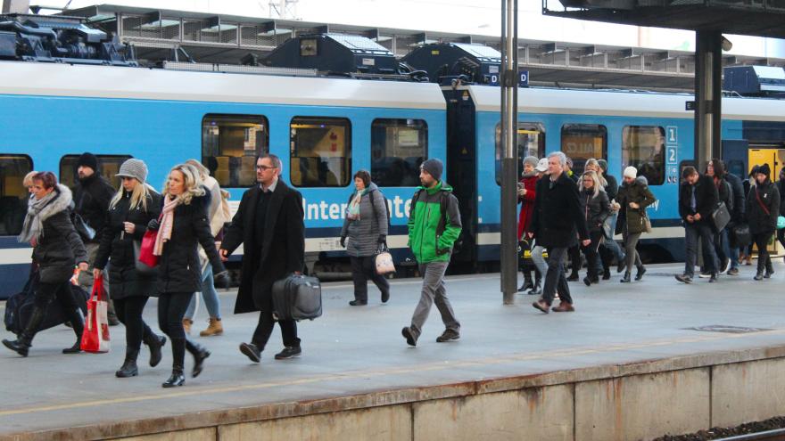 prager_zeitung's tweet photo. 😷🚉🚍 #Tschechien: Die Maskenpflicht im öffentlichen Personenverkehr soll zu Ostern aufgehoben werden. Das erklärte Gesundheitsminister @vlvalek am Donnerstag. Masken müssten danach nur noch in medizinischen und sozialen Einrichtungen getragen werden. https://t.co/uMRyDbnelG