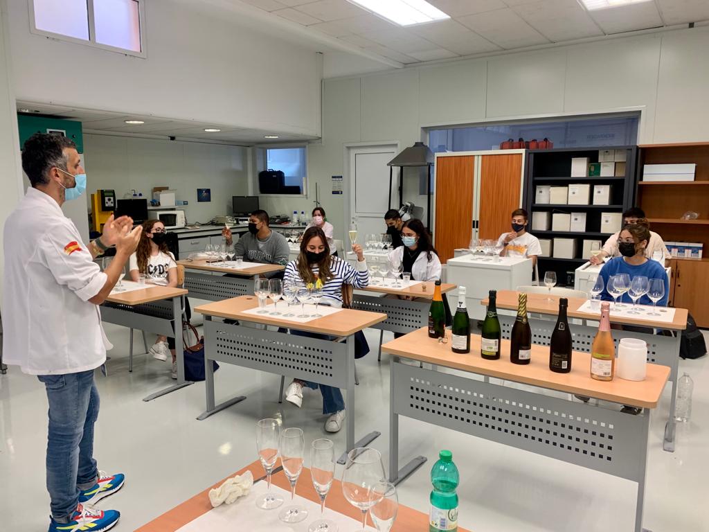 aecava's tweet photo. El #SeminariodeCava que hemos impartido este Curso 2021-22 en la @ucammurcia @UCAM Universidad Católica de Murcia - 1º del Grado de Gastronomía.
¡Bueno trabajo!
Con el #FormadorenCava Pablo Gómez San Miguel
#WeAreCava #Cava https://t.co/4nvHEOt1zB