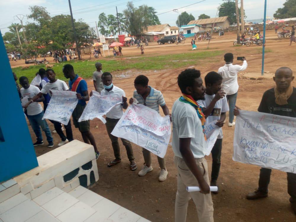 thfessy's tweet photo. Est-ce que #Kinshasa a vu les photos de la manif @luchaRDC à Beni le 11 Nov? Voici👇🏼pourquoi 12 militants sont en prison + 1 hospitalisée souffrant de graves séquelles de blessures. Dites stop à la répression sous état de siège! Partenaires de la #RDC sortez de votre silence!! https://t.co/yDfuQXobAj