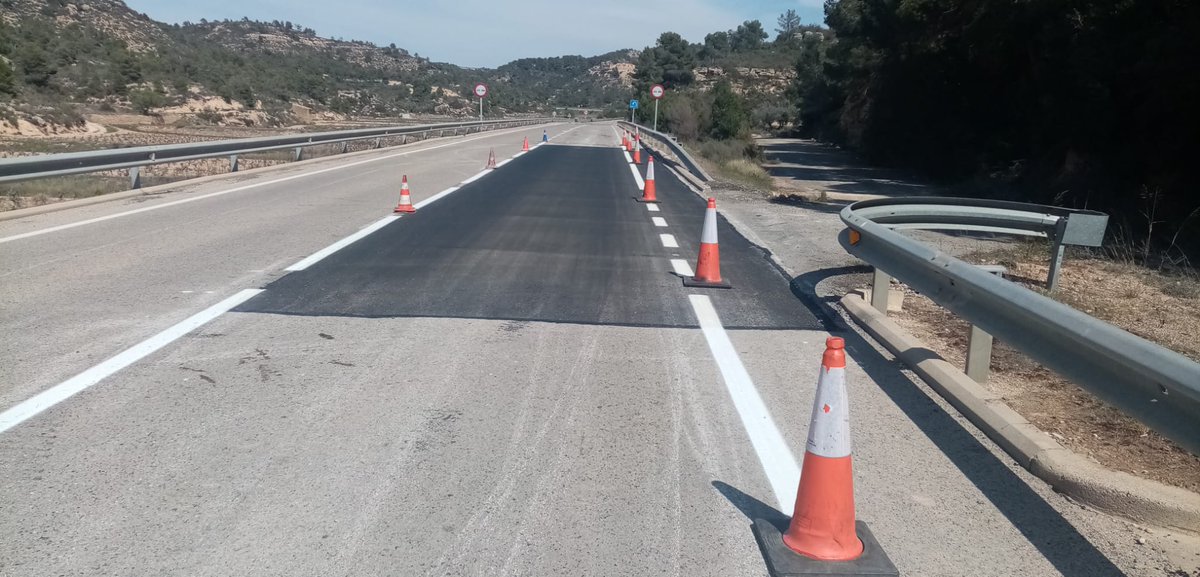 dgimers's tweet photo. Aquest dimarts hem reparat un sot important a la #C221 a #Batea.
Seguim treballant per millorar la seguretat viària i la comoditat dels usuaris.
#TerresdelEbre #carreteres #apeudecarretera https://t.co/4xddSWFSST
