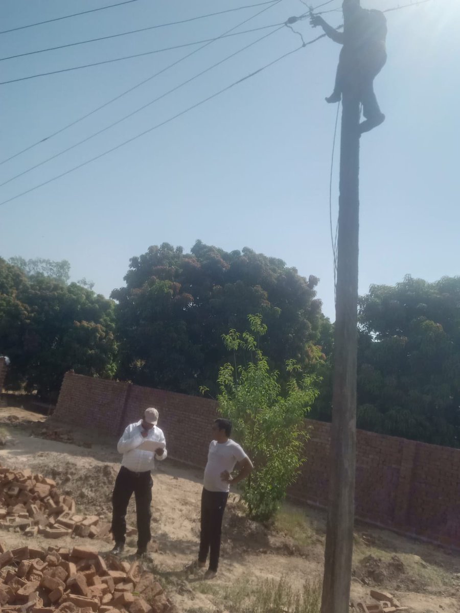 pvvnlbulandshr's tweet photo. वि0वि0ख0-स्याना के अन्तर्गत विभिन्न ग्रामो मे बडे़ बकायेदारों के विद्युत संयोजन विच्छेदन कनेक्शन चेक करते हुए एवं बडे़ बकायेदारों के विरूद्ध विद्युत संयोजन विच्छेदन का कार्य किया जा रहा है। 
@UppclChairman
@mduppcl
@MdPvvnl
@1912PVVNL
@UPPCLLKO https://t.co/uHpM4bKG9s