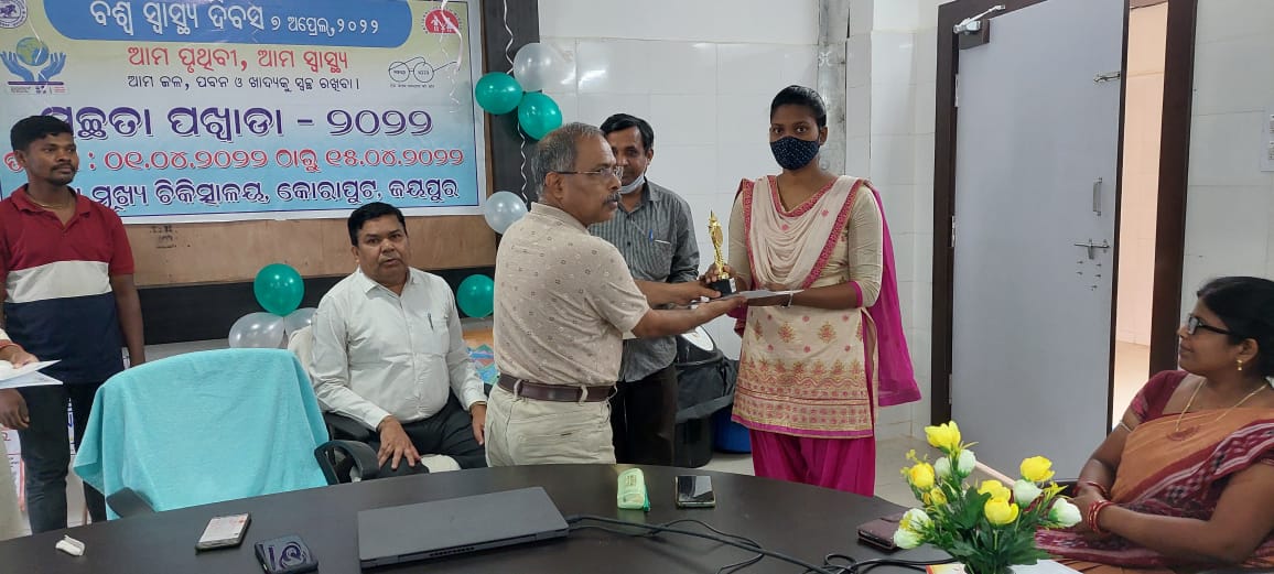 dhhkoraput's tweet photo. A sensitization meeting was organized on World Health Day 07.04.2022 at DHH Koraput at Jeypore , and prizes were  given to the winners by participating in various programme under Swachhata Pakhoda. https://t.co/9X2Ks3wwHK
