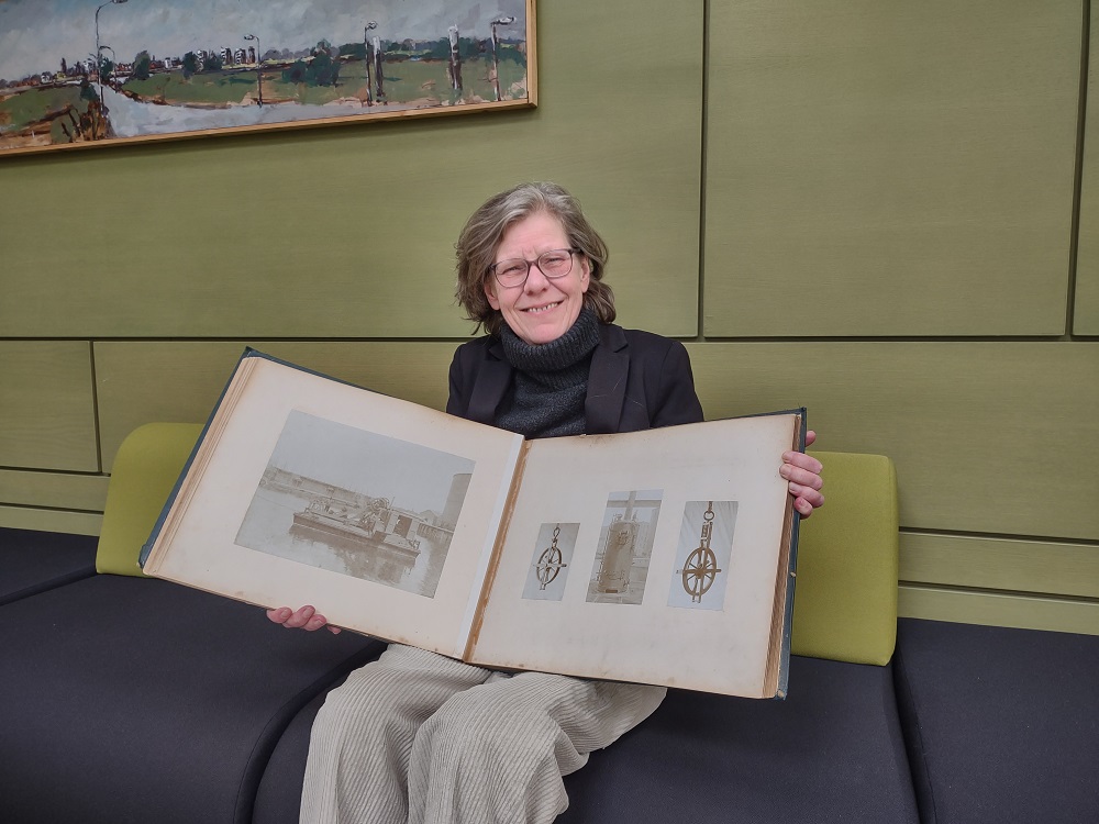 RARivierenland's tweet photo. Het Hasselman-archief is weer een stukje gegroeid. Angelie Sens bracht ons een #fotoalbum met schitterende foto’s van de #machinefabriek die Didericus Petrus Hermanus (D.H.P.) #Hasselman in Amsterdam had vanaf begin 20e eeuw. https://t.co/Z1KBaeHnax https://t.co/djMoJwgDkk