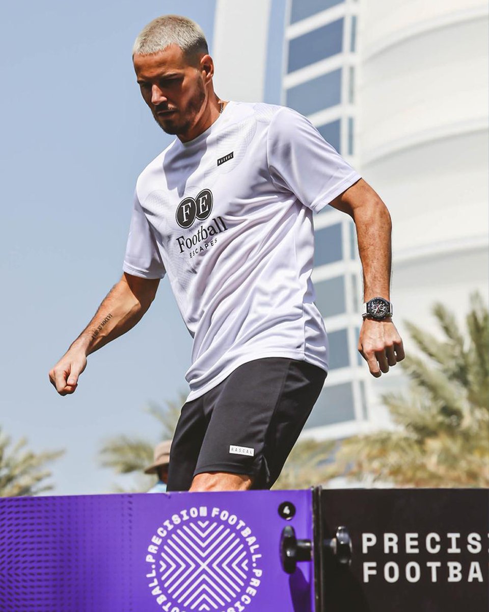 F2Freestyler <a href="/Billywingrove/">Billy Wingrove</a> in the ICON Fast Feet during a <a href="/footballescapes/">Football Escapes</a> camp in Dubai with <a href="/PrecisionFTBL/">Precision Football</a>.

Learn more about our products and how they can be utilised at private academies across the world: eu1.hubs.ly/y0GNrX0. 

#esaICON #esaNETWORK