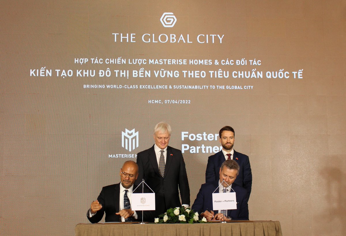 UKinVietnam's tweet photo. Today, 🇬🇧 PM Trade Envoy @grahamstuart witnessed the signing of the MOUs between @masterisehomes &amp; 2 🇬🇧 companies, @FosterPartners &amp; @quimeraee on sustainable architecture design &amp; energy-saving solutions.🇬🇧 is willing to support 🇻🇳on the decarbonisation of the built environment. https://t.co/NfA6f7zPs1
