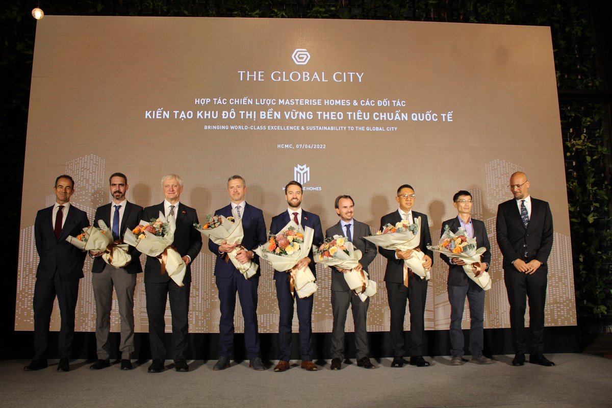 UKinVietnam's tweet photo. Today, 🇬🇧 PM Trade Envoy @grahamstuart witnessed the signing of the MOUs between @masterisehomes &amp; 2 🇬🇧 companies, @FosterPartners &amp; @quimeraee on sustainable architecture design &amp; energy-saving solutions.🇬🇧 is willing to support 🇻🇳on the decarbonisation of the built environment. https://t.co/NfA6f7zPs1